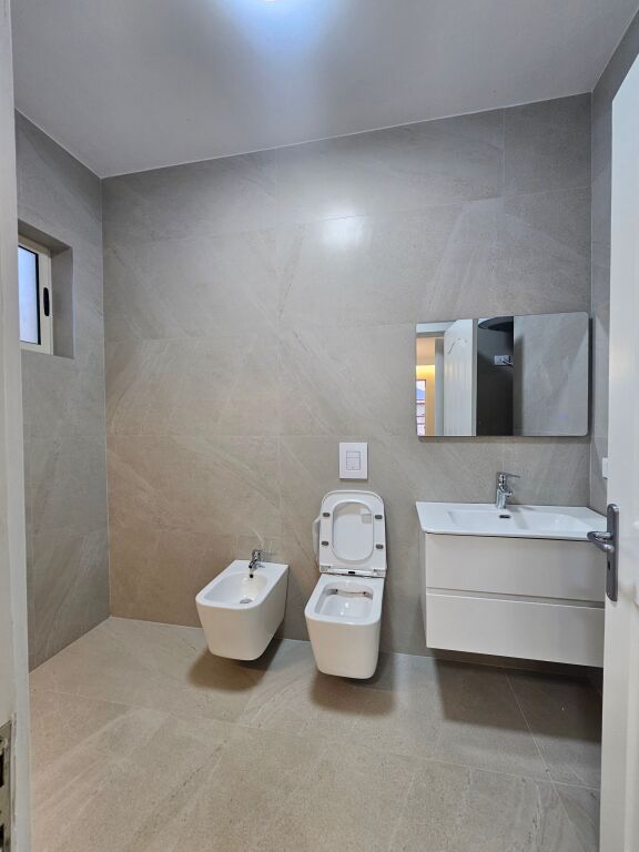 Apartment 2+1 for sale | Astir, near Dy Palmave In one of the most sought-after areas of Astir, near Dy Palmave, a 2+1 apartment with an area of 107.7 m² is for sale, located on the 7th floor of a building with an elevator.