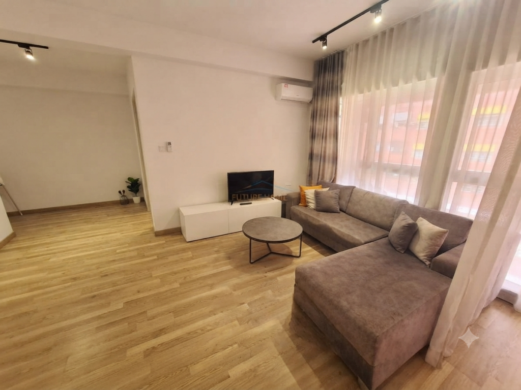 Affitto, Appartamento 1+1, Complesso Mangalem, Tirana.