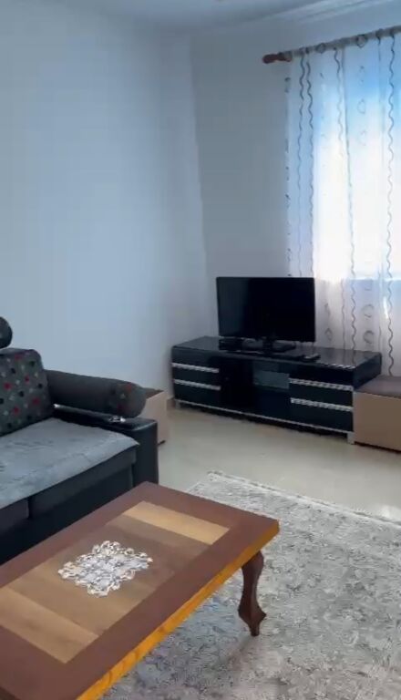 Jepet me qera Apartamenti 1+1, KRYEZIM I SHKOLLES SEBASHKUAR, PERBALLE 400 Mije leke
