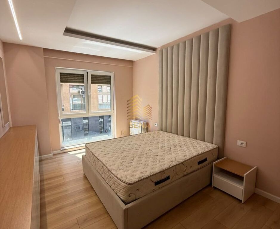 Shitet Apartament 2+1+Blk+2 Wc+ Post Parkimi, Ish Profarma – Xhamllik, 250.000 Euro