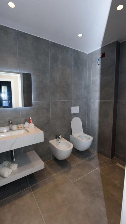 Apartament 2+1, kati i tretë, në zemër të Lungomares