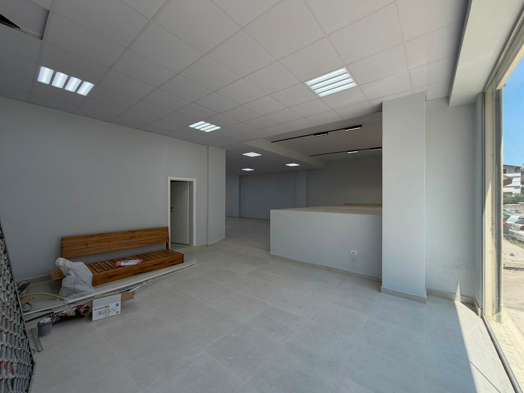 Locale commerciale in affitto presso Vila L ad Astir.