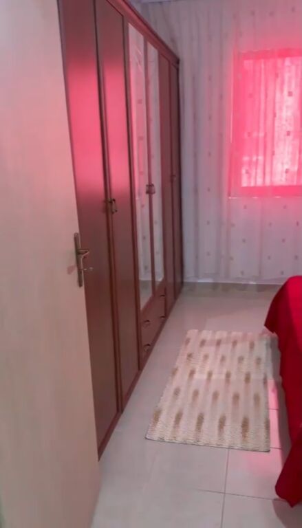 Jepet me qera Apartamenti 1+1, KRYEZIM I SHKOLLES SEBASHKUAR, PERBALLE 400 Mije leke