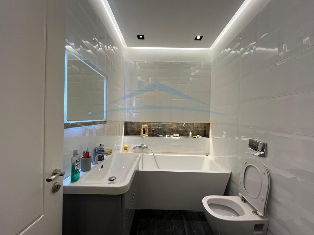 Apartament 3+1+2+Verandë, Rezidenca FZ, Liqeni i Thatë