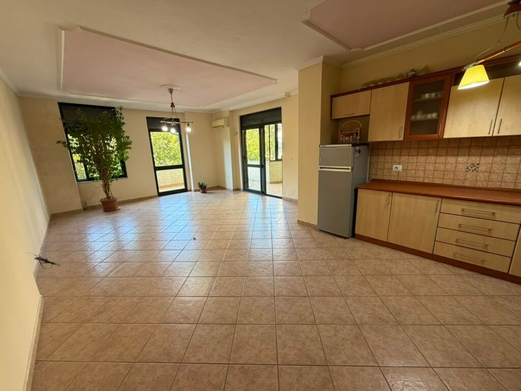 📌 JEPET ME QIRA – AMBJENT ZYRE TEK ISH-EKSPOZITA🔹 Çmimi: 1000€ në muaj