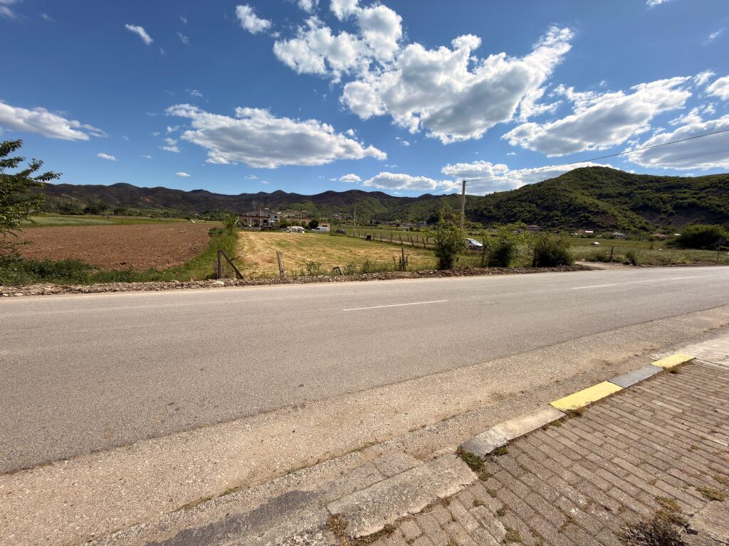 Tirane, shitet toke ne Fortuzaj Tirane, 1.558 m² 14,000,000 Lek