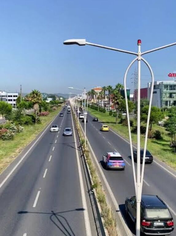 Shitet 1735 m2 toke buze autostrades Tirane-Durres me Hipoteke