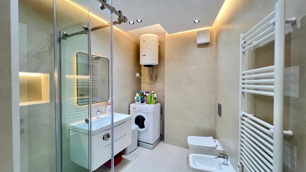 🏢 UFFICIO IN AFFITTO: 2 Ambienti di Lavoro 📍Stadio Air Albania – Fronte Strada Principale || 1.050€/Mese – Edificio Nuovo – 3° Piano – 77 m² – Posizione Premium