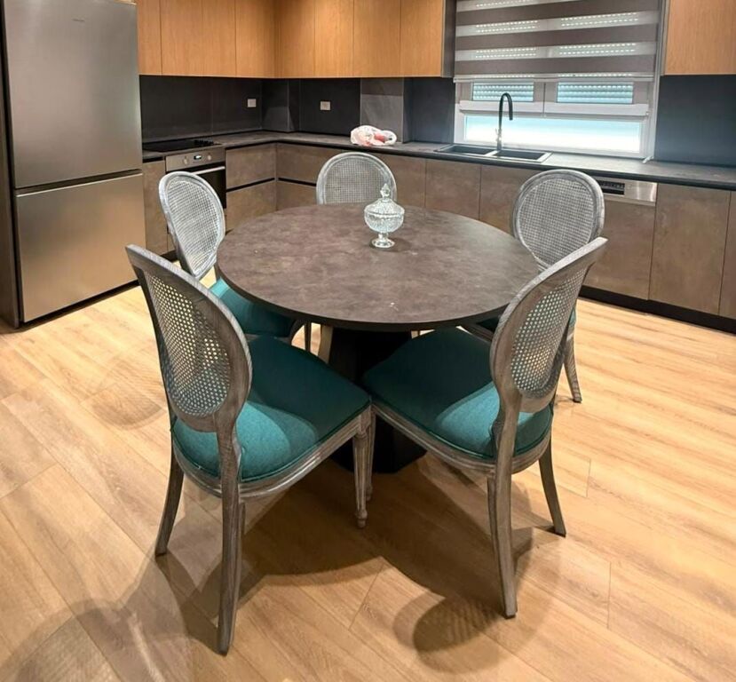 Shitet apartament dupleks 4+1+3 tek Liqeni i Thate , prane Hotel Radisson .
