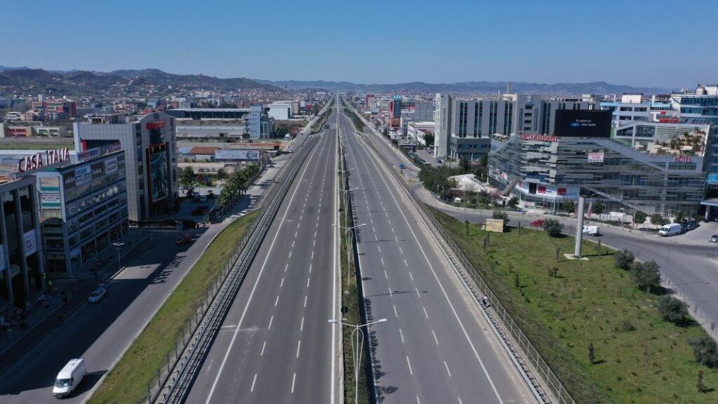 Shitet 1735 m2 toke buze autostrades Tirane-Durres me Hipoteke
