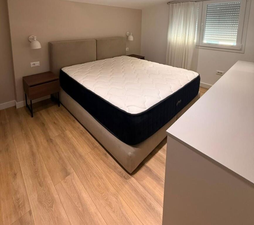 Shitet apartament dupleks 4+1+3 tek Liqeni i Thate , prane Hotel Radisson .