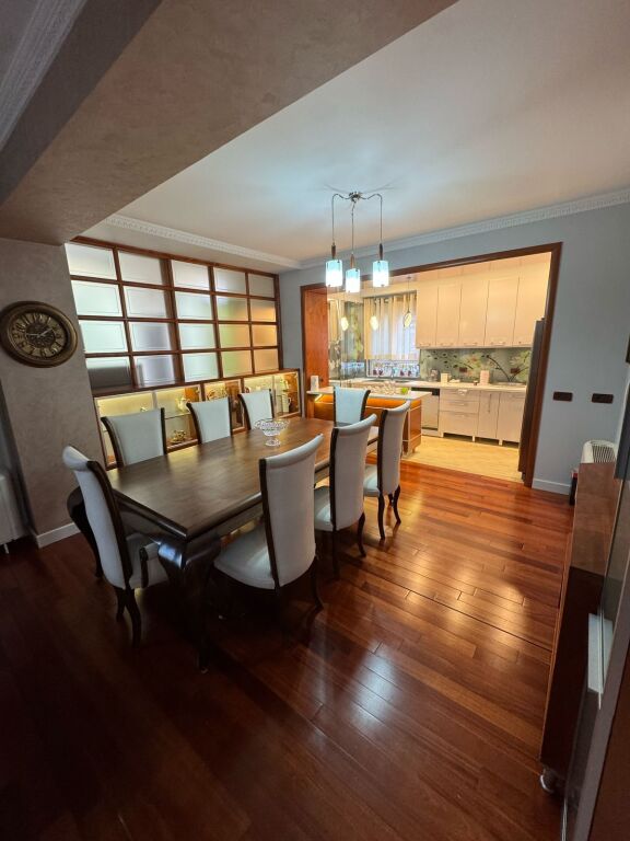 Ish Blloku, jepet me qera apartament 3+1+2.