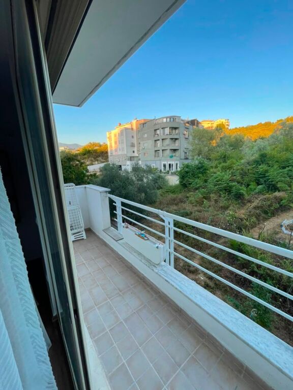 🏡 Jepet me qera apartament 1+1  📍 Pranë Liqenit Artificial, ngjitur me kopshtin Zoologjik   🏢 Kati 2 🛗 Me ashensor  🛋️ Mobilim i ri  💰Çmimi: 50.000 Lekë/Muaj   📩 Për më shumë informacion ose për një vizitë në pronë, kontaktoni.