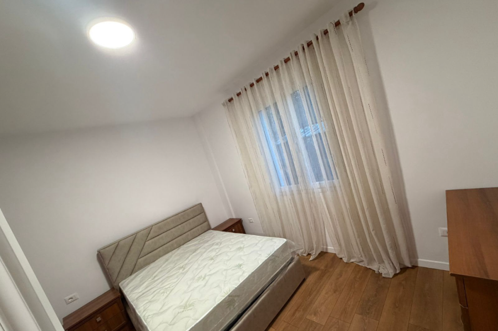 Rent | Shtëpi private 2 + 1 | Rruga Feim Ibrahimi | 400 €/month