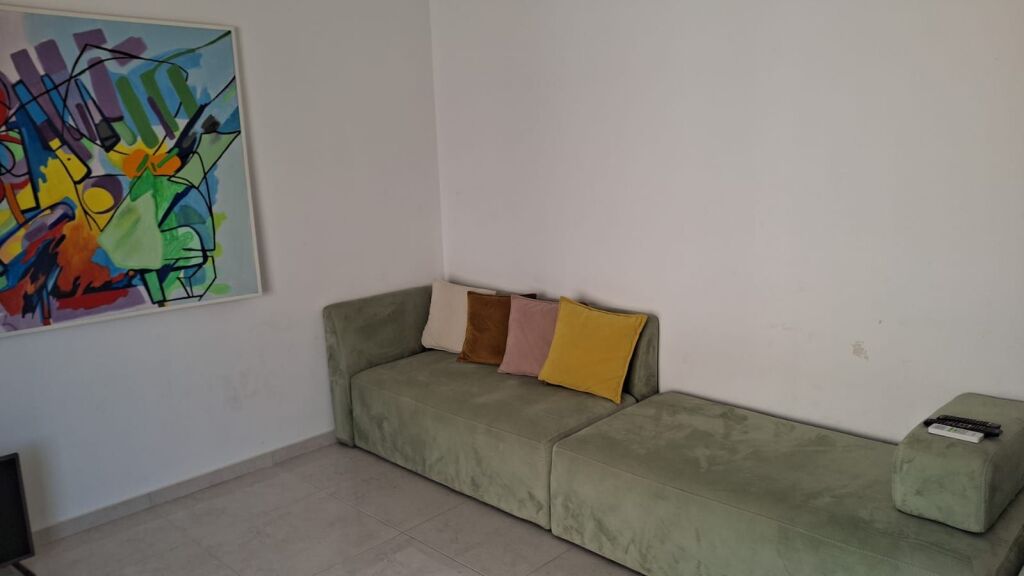 🏡 SHITET APARTAMENT 2+1 ME PARKIM – QERRET  📍 Vetëm 30 metra nga deti, në një nga zonat më të kërkuara për pushime dhe investim.  ✨ Detaje të pronës: • Tipologji: 2+1 • Sipërfaqe: 80 m² • Kati 6, me ashensor • Plotësisht i mobiluar • Pamje nga deti 🌊 • 1 vend parkimi i përfshirë  🎁 Bonus: Në çmim përfshihen çadrat dhe shezllonat në rreshtin e parë për të gjithë sezonin.  💶 Çmimi: 180.250 € (i padiskutueshëm)