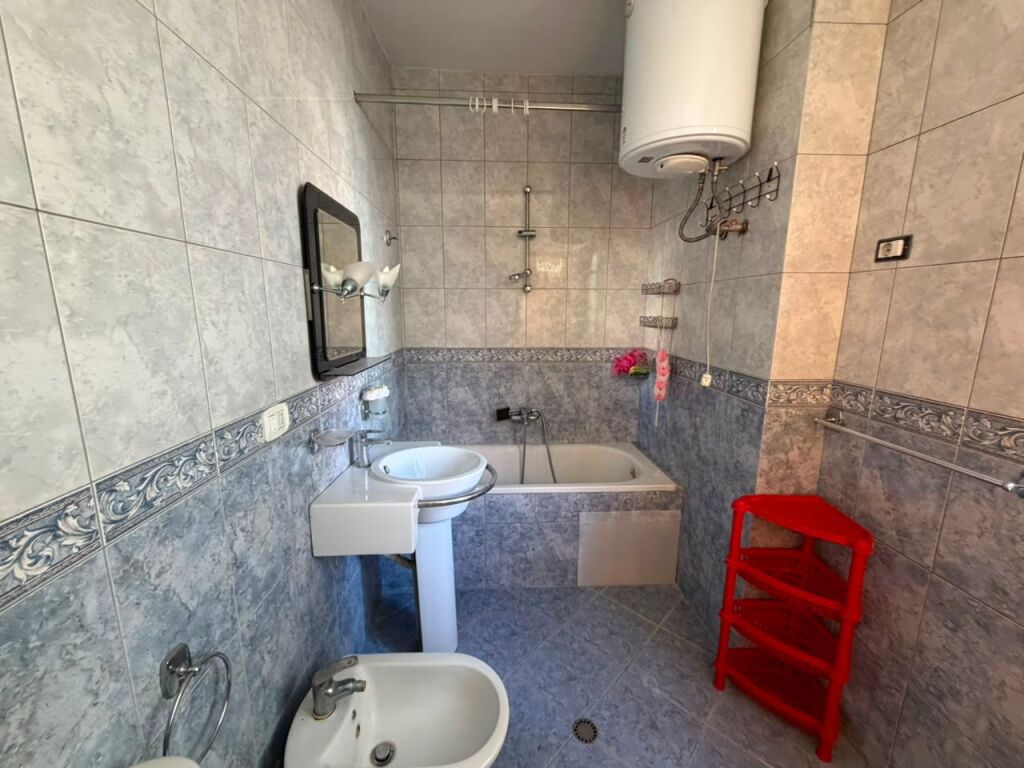 📌 JEPET ME QIRA – AMBJENT ZYRE TEK ISH-EKSPOZITA🔹 Çmimi: 1000€ në muaj