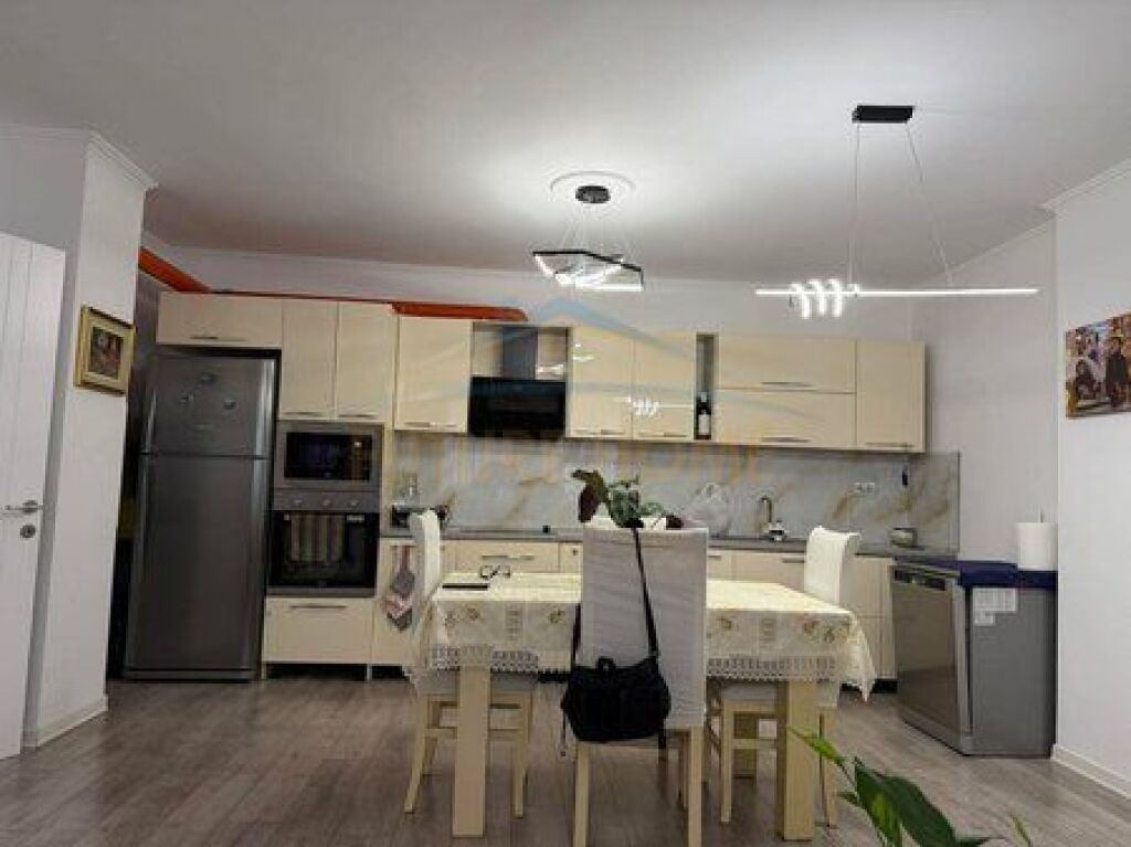 Shitet, Apartament 2+1, Pallatet Cabej, Misto Mame