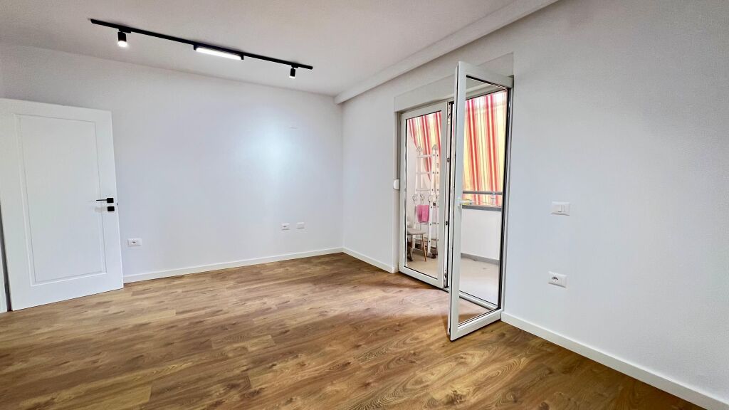 🏢 UFFICIO IN AFFITTO: 2 Ambienti di Lavoro 📍Stadio Air Albania – Fronte Strada Principale || 1.050€/Mese – Edificio Nuovo – 3° Piano – 77 m² – Posizione Premium