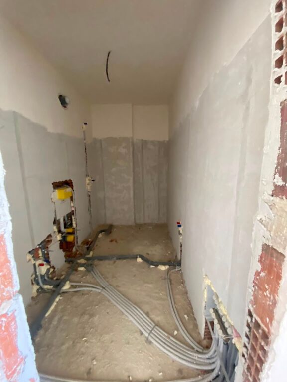 Shitet , Apartament 1+1, Cmimi 850 € /m² ,Paskuqan .
