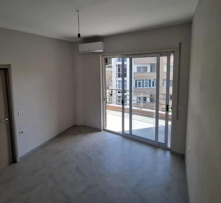 Si dà appartamento 2+1+2+2 con balconi a Fresku, vicino a Spar 2.