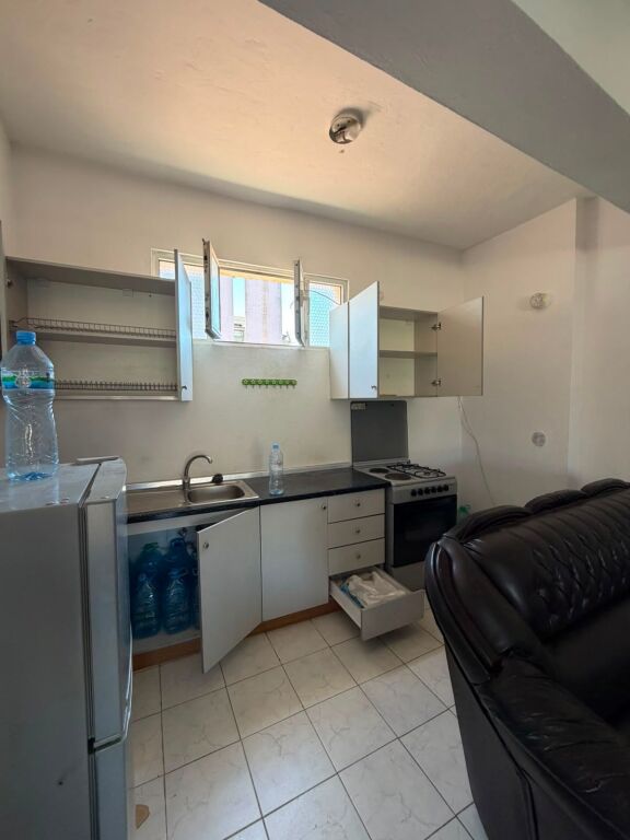 Rent | Shtëpi private 2 + 1 | Rruga Riza Cerova | 350 €/month