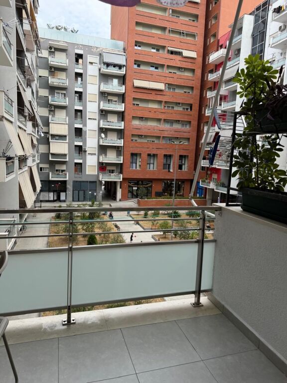 Shitet Apartament 1+1📌Kompleksi Golden Park (perballe S.Amerikan 3)  Hipoteke Sip 60m² Kati 2 ashensor Orientimi me diell Cmimi:142 milion Leke
