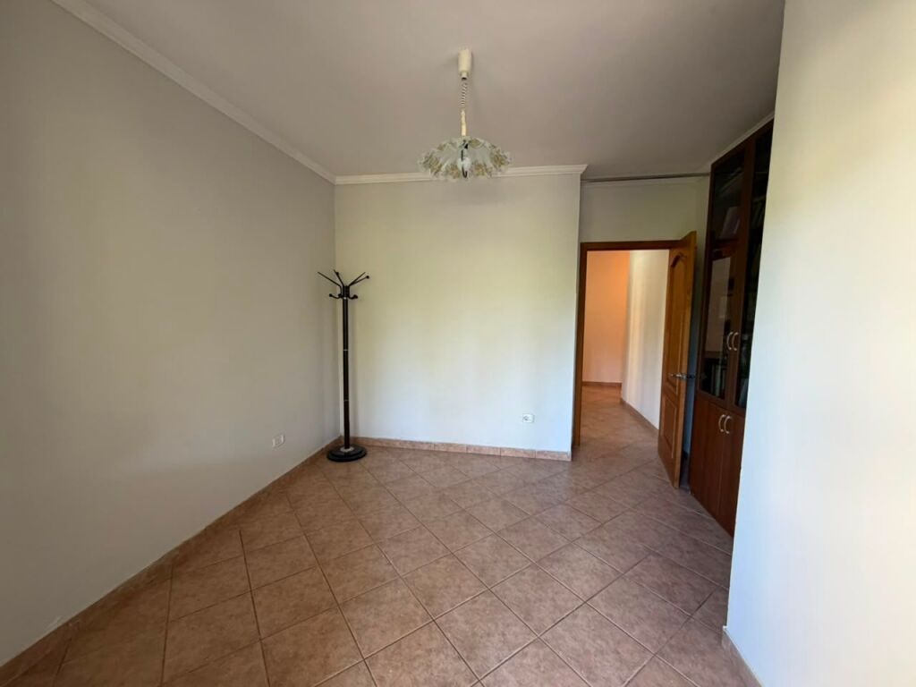 📌 JEPET ME QIRA – AMBJENT ZYRE TEK ISH-EKSPOZITA🔹 Çmimi: 1000€ në muaj