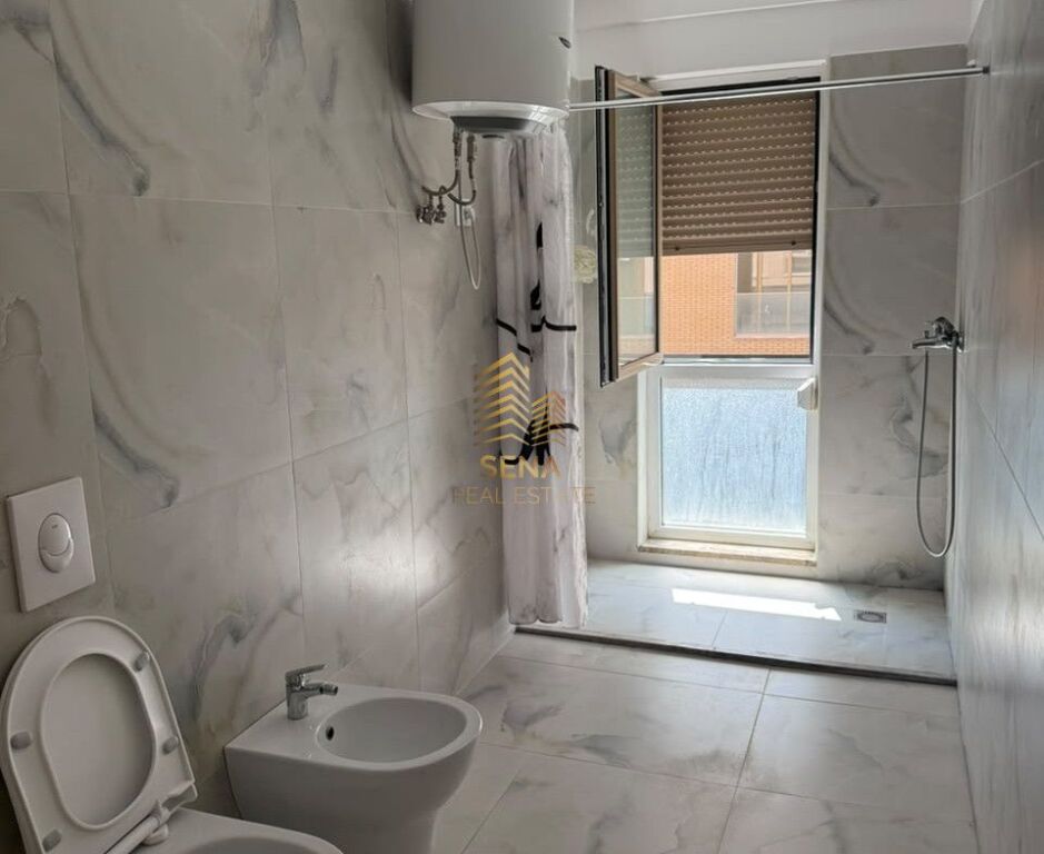 Shitet Apartament 2+1+Blk+2 Wc+ Post Parkimi, Ish Profarma – Xhamllik, 250.000 Euro