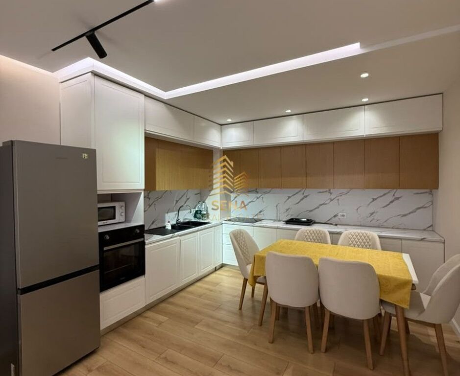 Shitet Apartament 2+1+Blk+2 Wc+ Post Parkimi, Ish Profarma – Xhamllik, 250.000 Euro