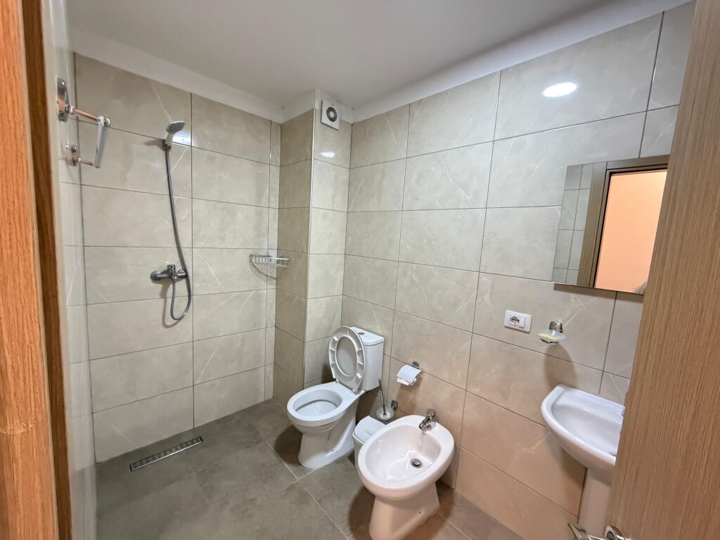 Jepet me qira apartament 3+1 tek 5 Maji