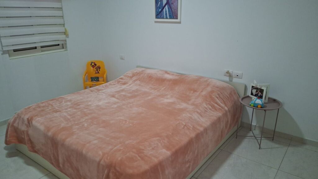 🏡 SHITET APARTAMENT 2+1 ME PARKIM – QERRET  📍 Vetëm 30 metra nga deti, në një nga zonat më të kërkuara për pushime dhe investim.  ✨ Detaje të pronës: • Tipologji: 2+1 • Sipërfaqe: 80 m² • Kati 6, me ashensor • Plotësisht i mobiluar • Pamje nga deti 🌊 • 1 vend parkimi i përfshirë  🎁 Bonus: Në çmim përfshihen çadrat dhe shezllonat në rreshtin e parë për të gjithë sezonin.  💶 Çmimi: 180.250 € (i padiskutueshëm)
