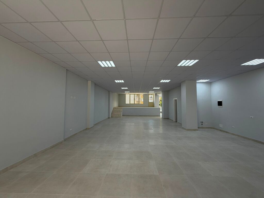Locale commerciale in affitto presso Vila L ad Astir.