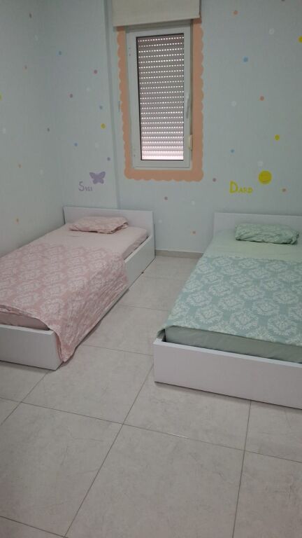🏡 SHITET APARTAMENT 2+1 ME PARKIM – QERRET  📍 Vetëm 30 metra nga deti, në një nga zonat më të kërkuara për pushime dhe investim.  ✨ Detaje të pronës: • Tipologji: 2+1 • Sipërfaqe: 80 m² • Kati 6, me ashensor • Plotësisht i mobiluar • Pamje nga deti 🌊 • 1 vend parkimi i përfshirë  🎁 Bonus: Në çmim përfshihen çadrat dhe shezllonat në rreshtin e parë për të gjithë sezonin.  💶 Çmimi: 180.250 € (i padiskutueshëm)