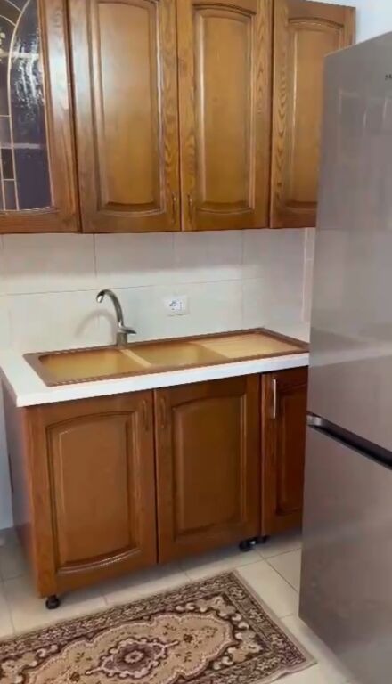Jepet me qera Apartamenti 1+1, KRYEZIM I SHKOLLES SEBASHKUAR, PERBALLE 400 Mije leke