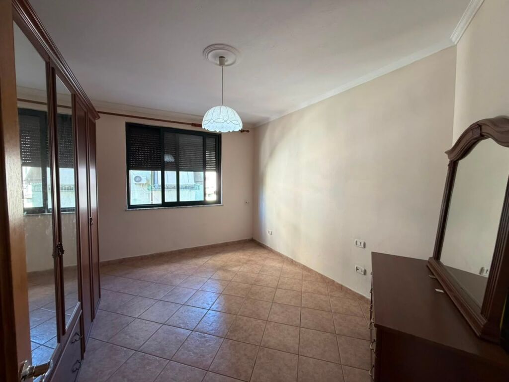 📌 JEPET ME QIRA – AMBJENT ZYRE TEK ISH-EKSPOZITA🔹 Çmimi: 1000€ në muaj