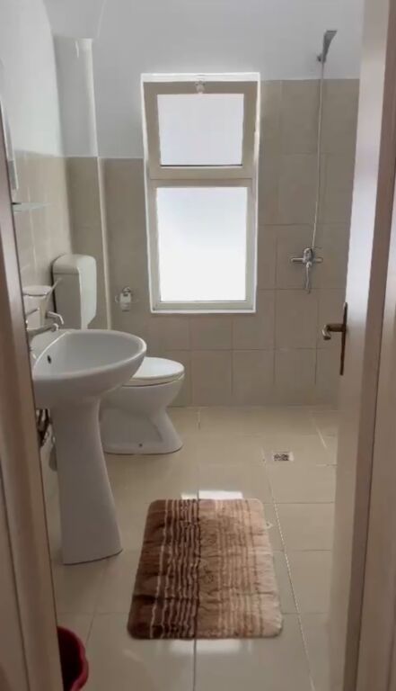 Jepet me qera Apartamenti 1+1, KRYEZIM I SHKOLLES SEBASHKUAR, PERBALLE 400 Mije leke