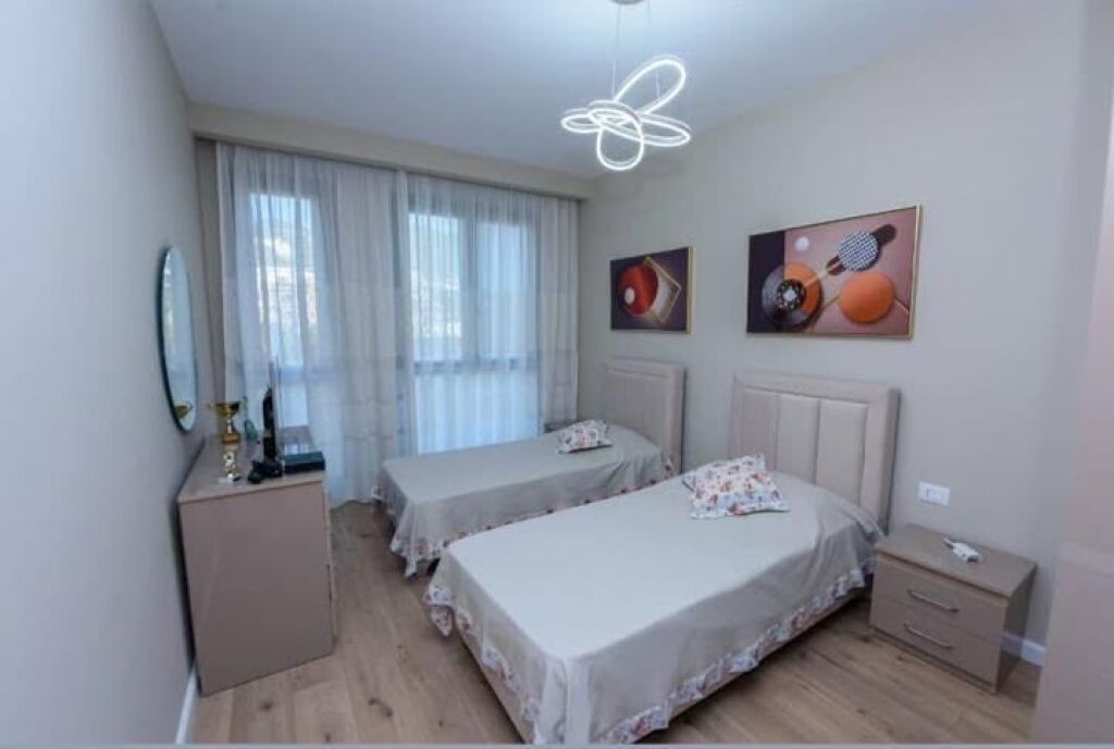 Apartament 2+1, kati i tretë, në zemër të Lungomares