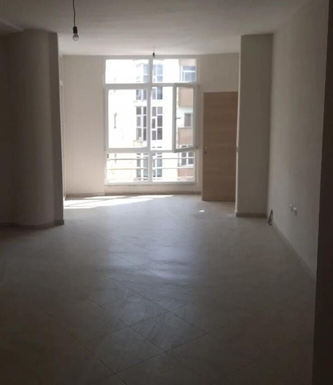 Si dà appartamento 2+1+2+2 con balconi a Fresku, vicino a Spar 2.