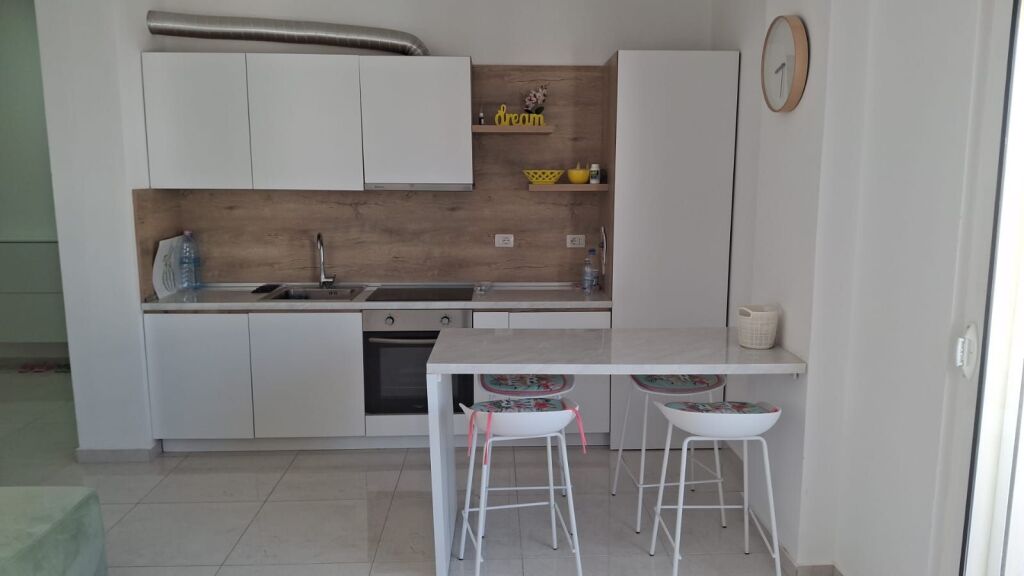 🏡 SHITET APARTAMENT 2+1 ME PARKIM – QERRET  📍 Vetëm 30 metra nga deti, në një nga zonat më të kërkuara për pushime dhe investim.  ✨ Detaje të pronës: • Tipologji: 2+1 • Sipërfaqe: 80 m² • Kati 6, me ashensor • Plotësisht i mobiluar • Pamje nga deti 🌊 • 1 vend parkimi i përfshirë  🎁 Bonus: Në çmim përfshihen çadrat dhe shezllonat në rreshtin e parë për të gjithë sezonin.  💶 Çmimi: 180.250 € (i padiskutueshëm)