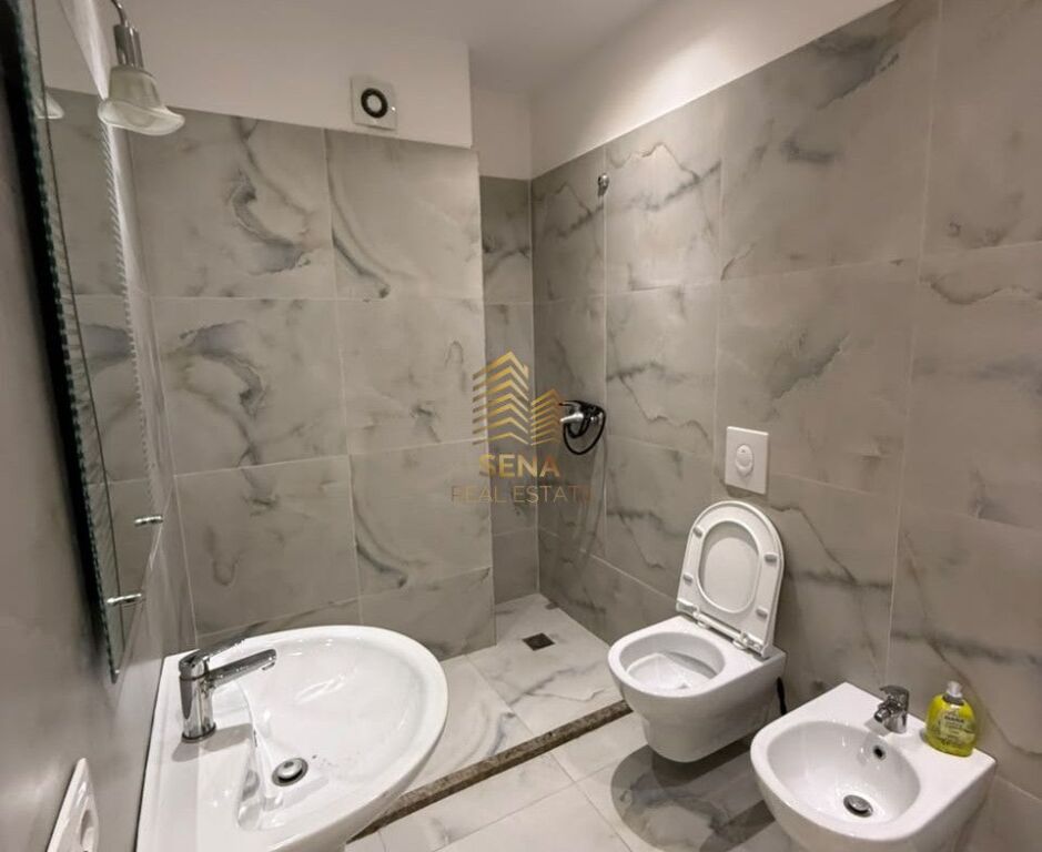 Shitet Apartament 2+1+Blk+2 Wc+ Post Parkimi, Ish Profarma – Xhamllik, 250.000 Euro