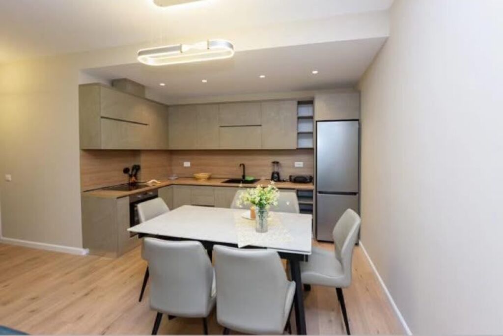 Apartament 2+1, kati i tretë, në zemër të Lungomares
