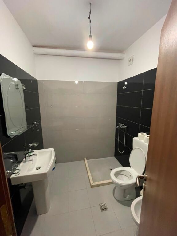 🏡 Jepet me qera apartament 1+1  📍 Pranë Liqenit Artificial, ngjitur me kopshtin Zoologjik   🏢 Kati 2 🛗 Me ashensor  🛋️ Mobilim i ri  💰Çmimi: 50.000 Lekë/Muaj   📩 Për më shumë informacion ose për një vizitë në pronë, kontaktoni.