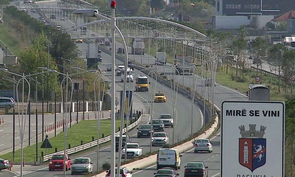 Shitet 1735 m2 toke buze autostrades Tirane-Durres me Hipoteke