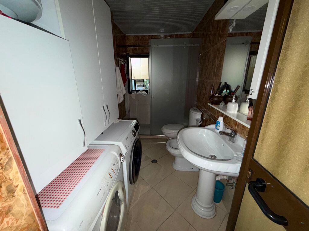 Apartament+Dyqan+Garazh per shitje tek 21 Dhjetori.