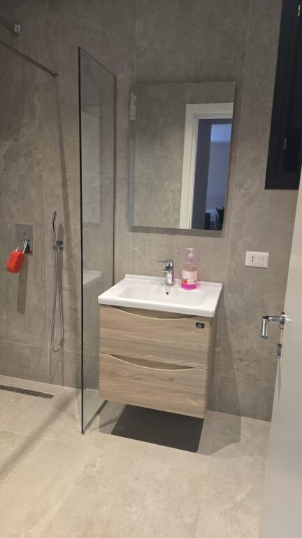 Apartament 2+1, kati i tretë, në zemër të Lungomares
