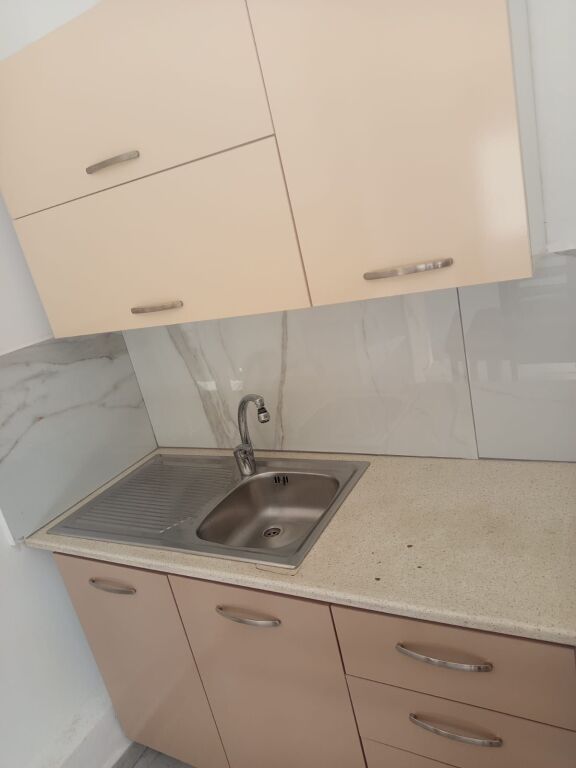 APARTAMENT 1+1. 28000 LEKE.QYTET STUDENTI.