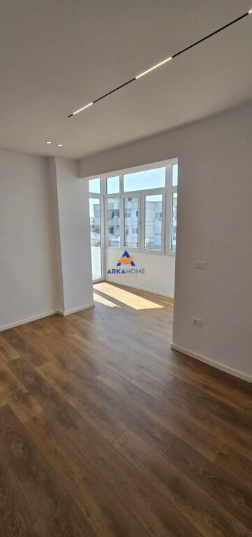 VENDESI APPARTAMENTO 1+1+BALCONE "VICINO ALLA STRADA SHEFQET MUSARAJ" 165000 EURO