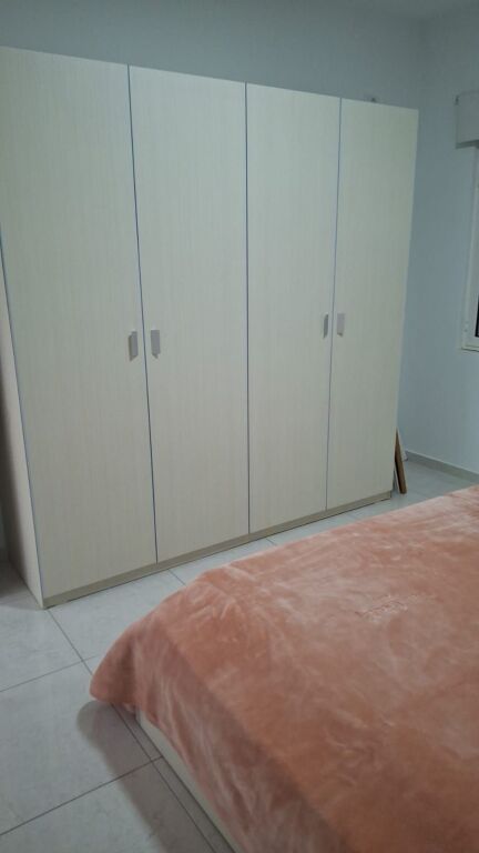 🏡 SHITET APARTAMENT 2+1 ME PARKIM – QERRET  📍 Vetëm 30 metra nga deti, në një nga zonat më të kërkuara për pushime dhe investim.  ✨ Detaje të pronës: • Tipologji: 2+1 • Sipërfaqe: 80 m² • Kati 6, me ashensor • Plotësisht i mobiluar • Pamje nga deti 🌊 • 1 vend parkimi i përfshirë  🎁 Bonus: Në çmim përfshihen çadrat dhe shezllonat në rreshtin e parë për të gjithë sezonin.  💶 Çmimi: 180.250 € (i padiskutueshëm)