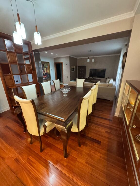 Ish Blloku, jepet me qera apartament 3+1+2.
