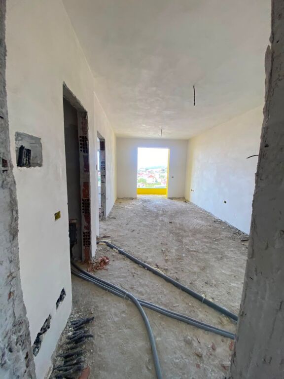 Shitet , Apartament 1+1, Cmimi 850 € /m² ,Paskuqan .
